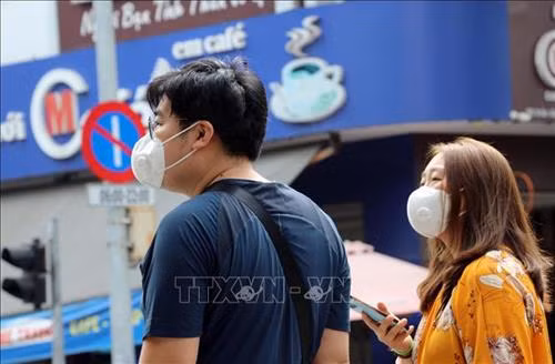 Khách quốc tế chủ động sử dụng khẩu trang để phòng chống dịch nCoV khi đến tham quan tại Đà Nẵng. Ảnh: Trần Lê Lâm - TTXVN