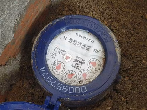 Một hộ dân ở Kiến Thành đã đóng 2,5 triệu đồng và chỉ sử dụng được 28m3 nước, nay lại nhận thông báo đóng tiền lần 2 mới được tiếp tục cấp nước. Ảnh: Hưng Thịnh – TTXVN