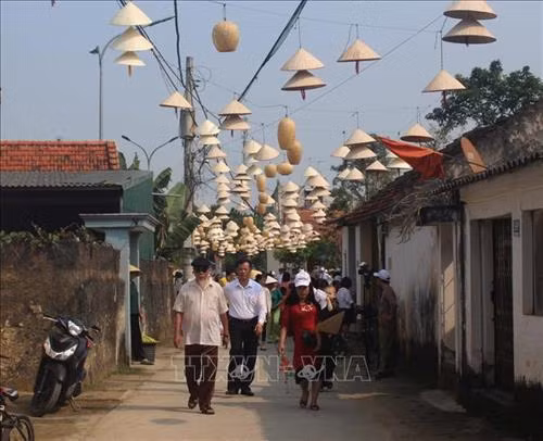 Du khách thamquan làng cổ Đông Sơn. Ảnh: Trịnh Duy Hưng - TTXVN