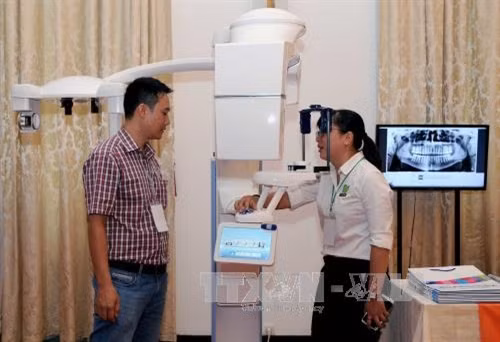 Khách tham quan các gian hàng tại Tại Ngày hội Du lịch nha khoa 2017. Ảnh: An Hiếu - TTXVN