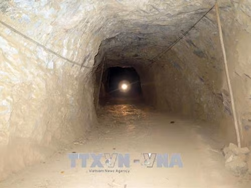 Con đường đến trường của các em học sinh bản Chùn. Ảnh: Hữu Quyết – TTXVN