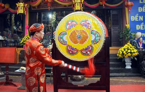 Ông Tô Hoàng Linh, Chủ tịch UBND thành phố Tuyên Quang đánh trống khai mạc Lễ hội Đền Hạ, Đền Thượng, Đền Ỷ La 2018. Ảnh: Quang Cường - TTXVN