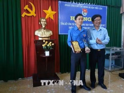 Anh Nguyễn Quốc Phong (trái) nhận Giải thưởng Lương Đình Của. Ảnh: Thanh Hoà – TTXVN