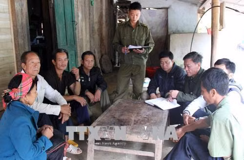 Lực lượng chức năng tuyên truyền bà con dân bản về phòng, chống tệ nạn ma túy tại bản Nậm Cấu. Ảnh: Việt Hoàng - TTXVN.