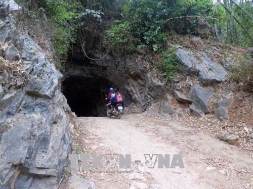 Đây cũng là con đường chính để người dân bản Chùn giao lưu với bên ngoài. Ảnh: Hữu Quyết - TTXVN