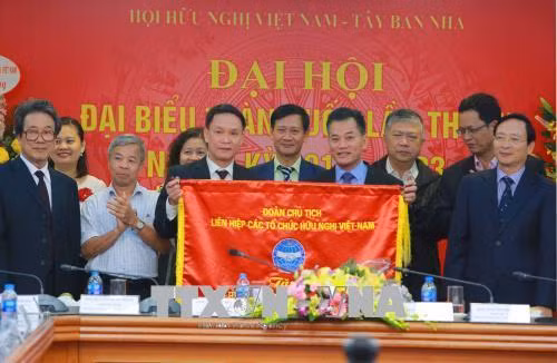 Đại diện Hội Liên hiệp các tổ chức Hữu nghị Việt Nam trao cờ thi đua của Đoàn Chủ tịch cho Ban Chấp hành Hội Hữu nghị Việt Nam - Tây Ban Nha khóa III . Ảnh: Dương Giang – TTXVN