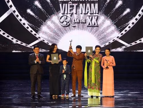 Ban tổ chức trao giải Bông sen Bạc cho phim Cô hầu gái và phim Cha cõng con (thể loại phim truyện điện ảnh). Ảnh: Trần Lê Lâm - TTXVN
