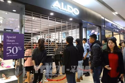 Gian hàng Aldo tại trung tâm thương mại Vincom phải hạ cửa ko tiếp khách do quá đông. Ảnh: Thành Đạt – TTXVN