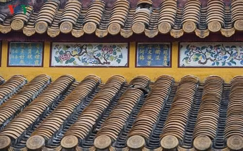 Năm 2016, “Thơ văn trên Kiến trúc cung đình Huế” được ghi danh Di sản Tư liệu Thế giới Khu vực châu Á- Thái Bình Dương. Đây là những di sản tư liệu độc đáo, là những bản gốc, duy nhất hiện chỉ còn ở Việt Nam và có giá trị nổi bật toàn cầu. Hệ thống di sản thơ văn này thật sự là một bảo tàng sống động, độc đáo, riêng có về văn chương thời Nguyễn. Thơ tráng men pháp lam trên ngoại thất điện Thái Hòa. Đây thực sự là một kho tàng văn hóa vô giá của xứ Huế, của Việt Nam mà cho đến nay chưa phải ai cũng biết đến dù chúng có hàng ngàn đơn vị, hiển hiện khắp nơi trên nhiều, rất nhiều công trình kiến trúc cung đình triều Nguyễn tại cố đô Huế. Thơ văn trên kiến trúc cung đình thường được trang trí theo lối “nhất thi nhất họa” hoặc “nhất tự nhất họa”, mỗi bài thơ hay mỗi đại tự được trang trí kèm một bức tranh. Vị trí thể hiện chủ yếu là trên các liên ba, đố bản hay cổ diềm các công trình, cả trong nội thất và ngoại thất, để ở vị trí nào người ta cũng có thể chiêm ngưỡng, thưởng thức được Thơ thì phổ biến là thể ngũ ngôn, thất ngôn; câu đối thì khá đa dạng, không cố định số chữ; đại tự thì chủ yếu là các mỹ tự với ý nghĩa tốt đẹp Thơ trên di tích lăng Thiệu Trị. Cho đến nay, hệ thống thơ văn chữ Hán trên kiến trúc cung đình Huế vẫn được bảo tồn rất tốt, trừ các tác phẩm đã bị mất mát do công trình bị tiêu hủy, số còn lại được giữ gìn hầu như nguyên vẹn. Cổ diềm trang trí men pháp lam ở Lăng Thiệu trị Đánh giá về kho tàng thơ văn này, nhiều nhà nghiên cứu cho rằng, đây là một di sản vô cùng đặc biệt, nó không chỉ phản ánh trí tuệ, tài năng của các vị hoàng đế triều Nguyễn, mà còn phản ánh truyền thống văn hóa và đặc trưng của xứ Huế, vùng đất của thi ca và các thi nhân nổi tiếng. Thơ trên di tích lăng Thiệu Trị.