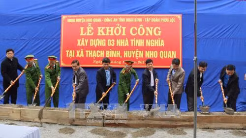 Lễ khởi công xây dựng nhà tình nghĩa hỗ trợ gia đình ông Đinh Văn Nghi, thôn Lạc Bình 2. Ảnh: Ninh Đức Phương - TTXVN