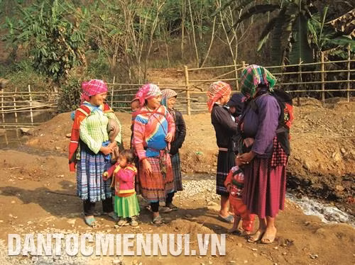Mường Lát là huyện có đồng đồng bào dân tộc Mông sinh sống với hơn 2.000 hộ, 13.600 khẩu