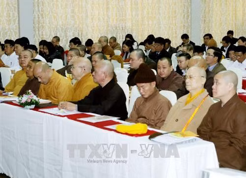 Các tôn giáo chức sắc, nhà tu hành tôn giáo dự hội nghị. Ảnh: Nguyễn Dân –TTXVN