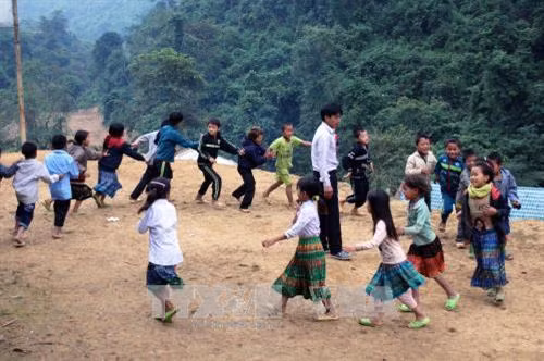 Ngoài học tiếng phổ thông, thầy cô tại các điểm trưởng lẻ còn phụ trách dạy nhạc, họa và thể dục. Ảnh: Diệp Anh – TTXVN