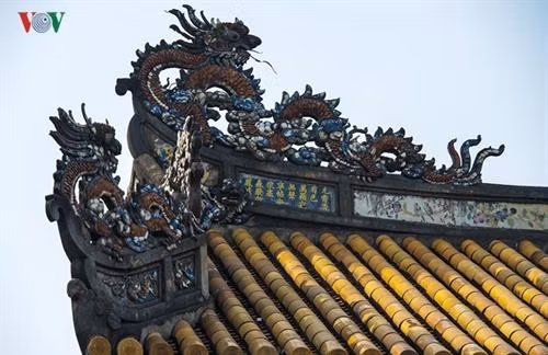 Năm 2016, “Thơ văn trên Kiến trúc cung đình Huế” được ghi danh Di sản Tư liệu Thế giới Khu vực châu Á- Thái Bình Dương. Đây là những di sản tư liệu độc đáo, là những bản gốc, duy nhất hiện chỉ còn ở Việt Nam và có giá trị nổi bật toàn cầu. Hệ thống di sản thơ văn này thật sự là một bảo tàng sống động, độc đáo, riêng có về văn chương thời Nguyễn. Thơ tráng men pháp lam trên ngoại thất điện Thái Hòa. Đây thực sự là một kho tàng văn hóa vô giá của xứ Huế, của Việt Nam mà cho đến nay chưa phải ai cũng biết đến dù chúng có hàng ngàn đơn vị, hiển hiện khắp nơi trên nhiều, rất nhiều công trình kiến trúc cung đình triều Nguyễn tại cố đô Huế. Thơ văn trên kiến trúc cung đình thường được trang trí theo lối “nhất thi nhất họa” hoặc “nhất tự nhất họa”, mỗi bài thơ hay mỗi đại tự được trang trí kèm một bức tranh. Vị trí thể hiện chủ yếu là trên các liên ba, đố bản hay cổ diềm các công trình, cả trong nội thất và ngoại thất, để ở vị trí nào người ta cũng có thể chiêm ngưỡng, thưởng thức được Thơ thì phổ biến là thể ngũ ngôn, thất ngôn; câu đối thì khá đa dạng, không cố định số chữ; đại tự thì chủ yếu là các mỹ tự với ý nghĩa tốt đẹp Thơ trên di tích lăng Thiệu Trị. Cho đến nay, hệ thống thơ văn chữ Hán trên kiến trúc cung đình Huế vẫn được bảo tồn rất tốt, trừ các tác phẩm đã bị mất mát do công trình bị tiêu hủy, số còn lại được giữ gìn hầu như nguyên vẹn. Cổ diềm trang trí men pháp lam ở Lăng Thiệu trị Đánh giá về kho tàng thơ văn này, nhiều nhà nghiên cứu cho rằng, đây là một di sản vô cùng đặc biệt, nó không chỉ phản ánh trí tuệ, tài năng của các vị hoàng đế triều Nguyễn, mà còn phản ánh truyền thống văn hóa và đặc trưng của xứ Huế, vùng đất của thi ca và các thi nhân nổi tiếng. Thơ trên di tích lăng Thiệu Trị.