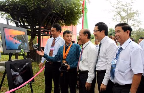 Các đại biểu tham quan các Triển lãm ảnh. Ảnh: Lê Thúy Hằng-TTXVN