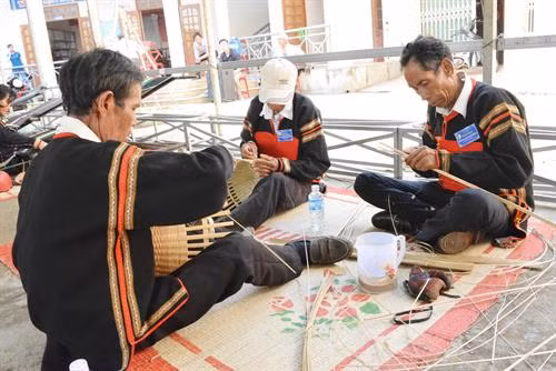 Đan gùi, một trong những nghề thủ công truyền thống của người Ê đê . Ảnh: Nguyễn Tuấn Anh – TTXVN
