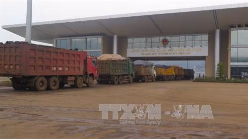 Vận chuyển hàng xuất khẩu qua Cửa khẩu quốc tế tỉnh Lào Cai. Ảnh: Hương Thu - TTXVN