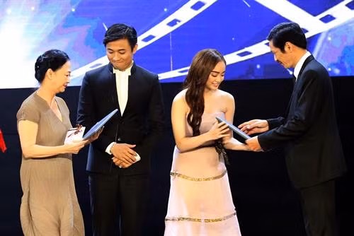 Ban tổ chức trao giải thưởng nữ, nam diễn viên chính xuất sắc cho diễn viên Kaity Nguyễn và diễn viên Quý Bình.Ảnh: Trần Lê Lâm – TTXVN