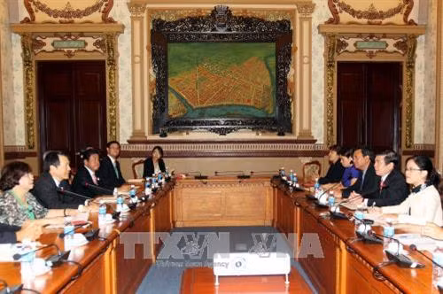 Chủ tịch UBND Thành phố Hồ Chí Minh Nguyễn Thành Phong tiếp Chủ tịch Phòng Thương mại và Công nghiệp Osaka – Nhật Bản Hiroshi Ozaki. Ảnh: Thanh Vũ-TTXVN