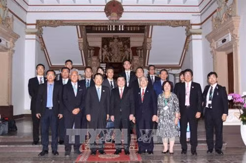 Chủ tịch UBND Thành phố Hồ Chí Minh Nguyễn Thành Phong với Chủ tịch Phòng Thương mại và Công nghiệp Osaka – Nhật Bản Hiroshi Ozaki cùng các đại biểu. Ảnh: Thanh Vũ-TTXVN
