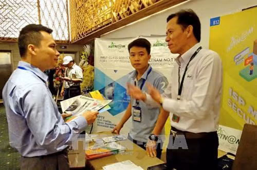 Gian hàng giới thiệu các giải pháp bảo mật, an toàn thông tin của các công ty là thành viên của VNISA bên lề sự kiện. Ảnh: Thế Anh-TTXVN