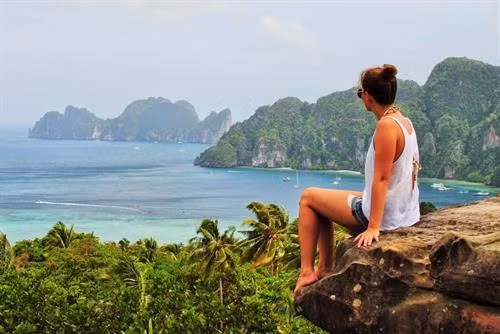 Chạm vào đầu người khác: Đông Nam Á có nhiều quốc gia theo Phật giáo và coi đầu là bộ phận thiêng liêng nhất. Do đó, bạn nên tránh chạm vào đầu người lạ. Ảnh: Reporters Magazine. Xúc phạm thánh thần: Dù quốc gia bạn đang du lịch theo đạo gì, tốt hơn hết bạn không nên tỏ ý chế giễu hay xúc phạm thần linh của họ nếu không muốn gặp rắc rối. Đừng trèo lên các công trình tôn giáo hay những bức tượng Phật, tượng thần. Ảnh: Navigers. Bàn luận về hoàng gia hay chính phủ: Nhiều quốc gia ở Đông Nam Á, như Thái Lan, Brunei, Malaysia hay Campuchia, vẫn còn hoàng gia. Như ở Thái Lan, quốc vương và hoàng tộc rất được kính trọng và có luật lệ nghiêm khắc với những người bôi nhọ hoàng gia, dù vô tình hay cố ý, nghiêm túc hay đùa cợt. Đồng thời, chính trị cũng là một vấn đề bạn không nên nhắc tới khi ghé thăm các quốc gia này. Ảnh: Wall Street Journal. Dùng chất gây nghiện: Ở Đông Nam Á, cần sa, ma túy hay ma túy tổng hợp đều bị cấm và có những bản án nghiêm khắc. Do đó, bạn nên tránh xa chúng để đảm bảo an toàn cho bản thân. Ảnh: The Sun. Uống nước tại vòi: Nước ở vòi đều chưa được lọc và xử lý. Do đó, tốt hơn hết bạn nên sử dụng nước đóng chai. Ảnh: Travel + Leisure. Ăn mặc quá mát mẻ: Phần lớn quốc gia Đông Nam Á đều có truyền thống ăn mặc kín đáo, đặc biệt là khi ở nơi công cộng hay các công trình tôn giáo. Do đó, bạn nên mang theo một bộ đồ lịch sự nếu có ý định ghé thăm đền chùa, và chọn loại bikini không quá nóng bỏng. Ảnh: Daily Mail. Đừng đi taxi không có đồng hồ: Những du khách lóng ngóng dễ bị tài xế taxi đánh lừa bằng cách không bật đồng hồ hay nói dối đồng hồ bị hỏng và tính giá cắt cổ. Hãy đảm báo chiếc xe bạn định lên có đồng hồ hoạt động bình thường và yêu cầu tài xế sử dụng chúng. Ảnh: Bangkok. Thể hiện tình cảm thái quá: Việc ôm hay hôn nhau trên đường phố thường bị coi là bất lịch sự ở Đông Nam Á. Các cặp đôi nên hạn chế thể hiện tình cảm quá đà nơi công cộng. Ảnh: CHIC Locations Đi một mình: Đông Nam Á được đánh giá là vùng du lịch tương đối an toàn. Tuy nhiên, nếu có dự định tham gia các hoạt động như tiệc tùng, leo núi hay lái xe máy, bạn nên đi theo nhóm để có người hỗ trợ trong trường hợp gặp sự cố. Ảnh: Pinterest. Đi giày vào đền, chùa: Thông thường, các đền chùa yêu cầu người dân và khách tham quan không đi giày vào bên trong. Bạn có thể chuẩn bị sẵn một chiếc túi bóng để cầm theo giày. Ảnh: Travelling Book Junkie.