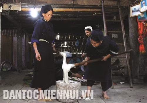Giã gạo làm bánh gai để dâng lên tổ tiên. Ảnh: Quân Trang