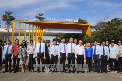 Hành khách đi tuyến buýt đường sông số 1 cập bến ga Bình An, quận 2. Ảnh: Hoàng Hải-TTXVN