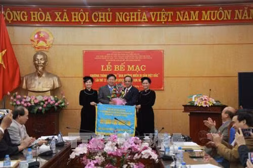 UBND tỉnh Bắc Kạn đã trao cờ luân lưu đăng cai chương trình vào năm 2018 cho tỉnh Cao Bằng. Ảnh: Vũ Hoàng Giang - TTXVN