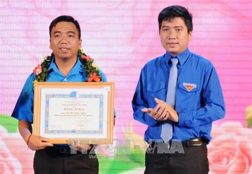 Phó Bí thư thường trực Thành Đoàn TP. Hồ Chí Minh Nguyễn Việt Quế Sơn trao bằng khen cho các gương người con hiếu thảo tại buổi lễ. Ảnh: An Hiếu - TTXVN