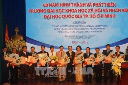 Trao bằng khen của Trường Đại học Quốc gia Thành phố Hồ Chí Minh cho các cá nhân tập thể Trường Đại học Khoa học Xã hội và Nhân văn Thành phố Hồ Chí Minh. Ảnh: Hoàng Hải-TTXVN