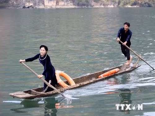 Đua thuyền độc mộc, nét văn hóa đặc trưng của đồng bào dân tộc trong Hội xuân Ba Bể. Ảnh: Thanh Tùng - TTXVN