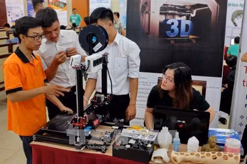 Triển lãm các lĩnh vực Internet of Things (IoT), CNTT-TT, vi mạch – điện điện tử, cơ khí tự động hóa… tại Ngày hội Khởi nghiệp và Công nghệ năm 2017 do Vườn ươm Doanh nghiệp Công nghệ cao – Khu Công nghệ cao Thành phố Hồ Chí Minh (SHTP) tổ chức vào trung tuần tháng 10/2017. Ảnh: Thế Anh-TTXVN