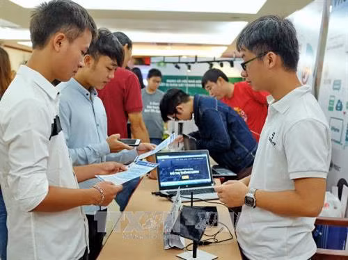 Giới trẻ quan tâm đến triển lãm các lĩnh vực Internet of Things (IoT), CNTT-TT, vi mạch – điện điện tử, cơ khí tự động hóa… tại Ngày hội Khởi nghiệp và Công nghệ năm 2017 do Vườn ươm Doanh nghiệp Công nghệ cao – Khu Công nghệ cao Thành phố Hồ Chí Minh (SHTP) tổ chức vào trung tuần tháng 10/2017. Ảnh: Thế Anh-TTXVN