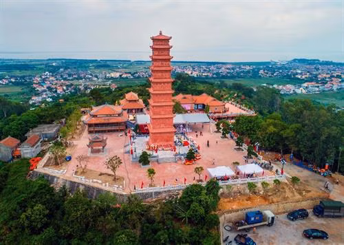 Cụm chùa tháp Tường Long được xây dựng trên diện tích khoảng 2.000m², với các hạng mục: Tòa tháp 9 tầng, phần chân hình vuông có 4 lối lên xuống, bên trong đặt pho tượng A-di-đà ngồi trên toà sen bằng đá. Ảnh: TTXVN phát