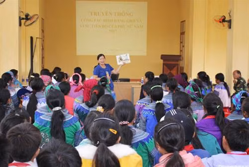 Truyền thông công tác bình đẳng giới và vì sự tiến bộ của phụ nữ cho nhân dân 2 xã La Pán Tẩn và Cao Sơn (Lào Cai) . Ảnh: Nguồn baolaocai.vn