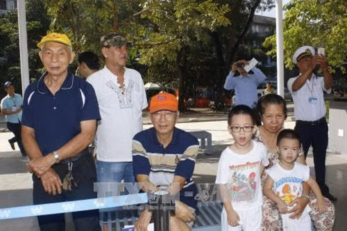 Người dân Thanh Đa, quận Bình Thành đón chuyến khai trương tuyến buýt đường sông số 1 Ảnh: Hoàng Hải-TTXVN