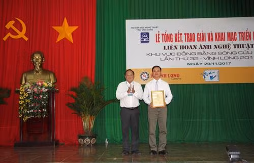 Ban tổ chức trao giải cho tác giả đoạt giải Nhất giải ảnh nghệ thuật chủ đề “Vĩnh Long điểm hẹn”. Ảnh: Lê Thúy Hằng - TTXVN