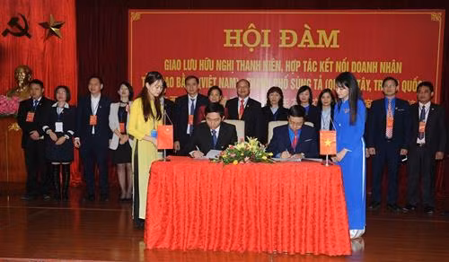 Lãnh đạo Tỉnh đoàn Thanh niên Cao Bằng (Việt Nam) và Thành đoàn thành phố Sùng Tả (Trung Quốc) ký kết Biên bản hội đàm. Ảnh: Nguồn baocaobang.vn