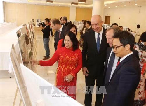 Các đại biểu tham quan trưng bày những hình ảnh tiêu biểu hoạt động của Hội Chữ thập đỏ Việt Nam. Ảnh: Quý Trung – TTXVN
