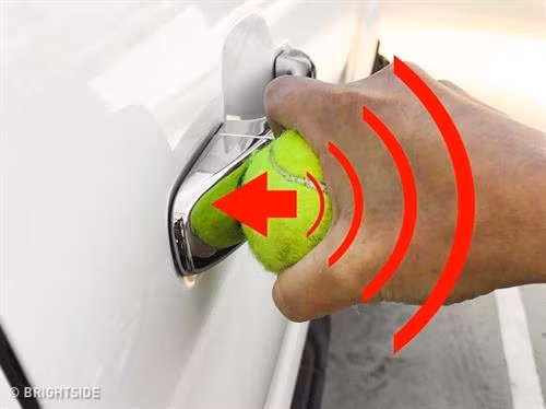 Mẹo hay giúp mở cửa xe ôtô khi bỏ quên chìa khóa ảnh 1