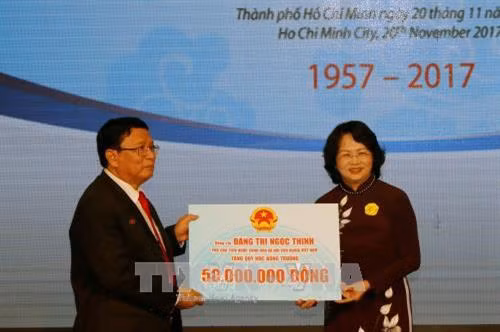 Phó Chủ tịch nước Đặng Thị Ngọc Thịnh ủng hộ Quỹ học bổng Trường Đại học Khoa học Xã hội và Nhân văn Thành phố Hồ Chí Minh tại buổi lễ. Ảnh: Hoàng Hải-TTXVN
