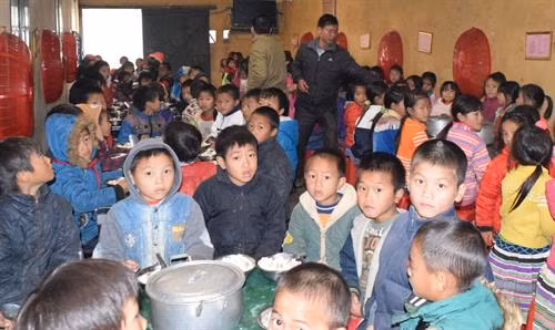 Bữa ăn bán trú góp phần tăng dinh dưỡng, đảm bảo sức khỏe cho học sinh trường phổ thông dân tộc bán trú Tiểu học Thái Giàng Phố, huyện Bắc Hà, Lào Cai. Ảnh: Hương Thu- TTXVN