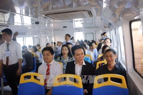 Hành khách đi tuyến buýt đường sông số 1. Ảnh: Hoàng Hải-TTXVN
