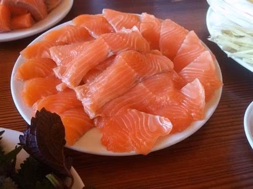 Gỏi cá hồi. Nguồn ảnh: thethaovanhoa.vn