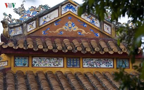 Năm 2016, “Thơ văn trên Kiến trúc cung đình Huế” được ghi danh Di sản Tư liệu Thế giới Khu vực châu Á- Thái Bình Dương. Đây là những di sản tư liệu độc đáo, là những bản gốc, duy nhất hiện chỉ còn ở Việt Nam và có giá trị nổi bật toàn cầu. Hệ thống di sản thơ văn này thật sự là một bảo tàng sống động, độc đáo, riêng có về văn chương thời Nguyễn. Thơ tráng men pháp lam trên ngoại thất điện Thái Hòa. Đây thực sự là một kho tàng văn hóa vô giá của xứ Huế, của Việt Nam mà cho đến nay chưa phải ai cũng biết đến dù chúng có hàng ngàn đơn vị, hiển hiện khắp nơi trên nhiều, rất nhiều công trình kiến trúc cung đình triều Nguyễn tại cố đô Huế. Thơ văn trên kiến trúc cung đình thường được trang trí theo lối “nhất thi nhất họa” hoặc “nhất tự nhất họa”, mỗi bài thơ hay mỗi đại tự được trang trí kèm một bức tranh. Vị trí thể hiện chủ yếu là trên các liên ba, đố bản hay cổ diềm các công trình, cả trong nội thất và ngoại thất, để ở vị trí nào người ta cũng có thể chiêm ngưỡng, thưởng thức được Thơ thì phổ biến là thể ngũ ngôn, thất ngôn; câu đối thì khá đa dạng, không cố định số chữ; đại tự thì chủ yếu là các mỹ tự với ý nghĩa tốt đẹp Thơ trên di tích lăng Thiệu Trị. Cho đến nay, hệ thống thơ văn chữ Hán trên kiến trúc cung đình Huế vẫn được bảo tồn rất tốt, trừ các tác phẩm đã bị mất mát do công trình bị tiêu hủy, số còn lại được giữ gìn hầu như nguyên vẹn. Cổ diềm trang trí men pháp lam ở Lăng Thiệu trị Đánh giá về kho tàng thơ văn này, nhiều nhà nghiên cứu cho rằng, đây là một di sản vô cùng đặc biệt, nó không chỉ phản ánh trí tuệ, tài năng của các vị hoàng đế triều Nguyễn, mà còn phản ánh truyền thống văn hóa và đặc trưng của xứ Huế, vùng đất của thi ca và các thi nhân nổi tiếng. Thơ trên di tích lăng Thiệu Trị.