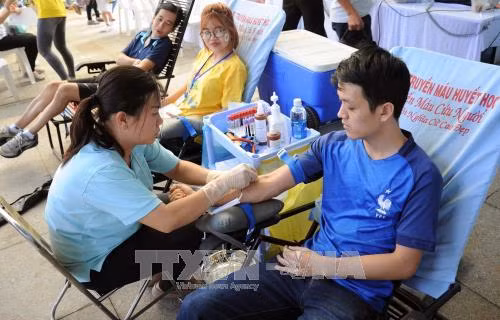 Các tình nguyện viên tham gia hiến máu hỗ trợ bệnh nhi ung thư. Ảnh: An Hiếu – TTXVN