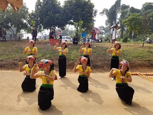 Sau lễ cúng, mọi người cùng thưởng thức những tiết mục văn nghệ đặc sắc của đồng bào dân tộc Thái. Ảnh: Hoàng Tâm