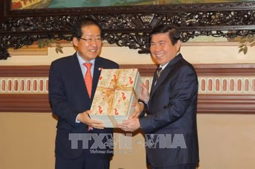 Chủ tịch UBND thành phố Hồ Chí Minh Nguyễn Thành Phong tặng quà lưu niệm Chủ tịch Đảng Hàn Quốc Tự do Hàn Quốc ông Hong Joon pyo. Ảnh: Thanh Vũ-TTXVN