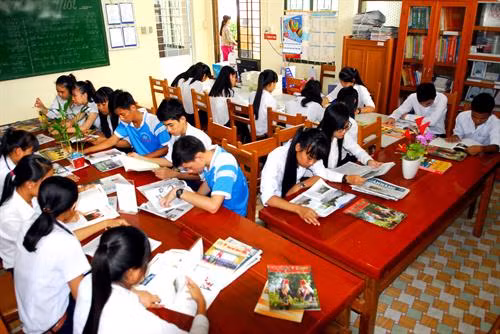 Học sinh đọc sách trong phòng thư viện của nhà trường. Ảnh: Mạnh Linh, Yến Thanh